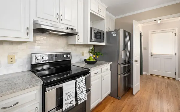 Range Repair in Springfield MO | Service Brothers Electric kitchen range beneath an under-cabinet vent hood